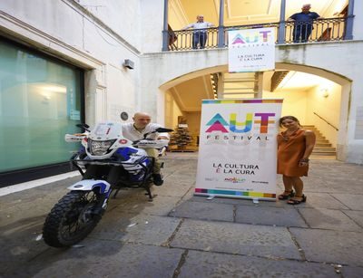 È un successo la prima dell’Aut Aut Festival 2024 a Campomarino. Entusiasmo e applausi per il "motoviaggiatore che racconta storie" Alessio Lucarelli.