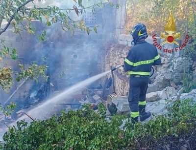 Vasto incendio a Ferrazzano, i vigili del fuoco a lavoro per domarlo