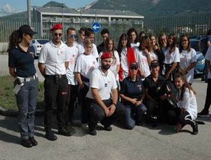 25 ragazzi in Questura di Isernia per il progetto “Anch’io Sono la Protezione Civile”. Un gruppo di ragazzi di età compresa tra gli 11 e i 17 anni, hanno visitato la Questura di Isernia per conoscere il contributo e gli strumenti della Polizia di Stato nelle attività di Protezione Civile. 