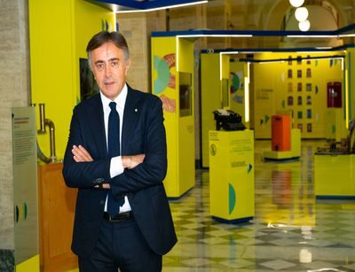 Poste Italiane: resta il nostro commitment sul servizio postale universale L’AD Del Fante e il DG Lasco al TG Poste: logistica e progetto Polis sono al centro del piano industriale